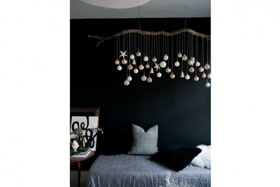 16-Natale-minimal-chic-come-decorare-la-casa-decori-appesi-parete-fondo-grigio-antracite