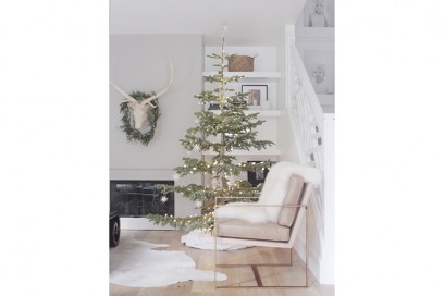 17-Natale-minimal-chic-come-decorare-la-casa-albero-solo-luci-calde-fiocchi-di-neve-bianchi