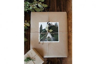 20-Natale-minimal-chic-come-decorare-la-casa-pacchetti-regalo-minimal-carta-pacchi-con-foto-personalizzata