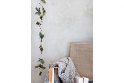 4-Natale-minimal-chic-come-decorare-la-casa-catenaria-ramoscelli-di-abete