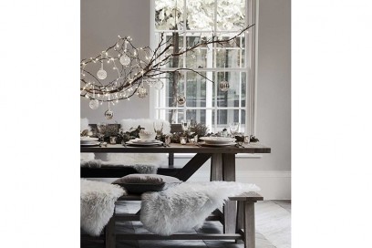 5-Natale-minimal-chic-come-decorare-la-casa-ramo-sospeso-a-soffitto-sopra-tavolo-da-pranzo