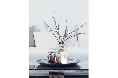 7-Natale-minimal-chic-come-decorare-la-casa-centrotavola-decorazione-fai-da-te-pigne-candela-vasi