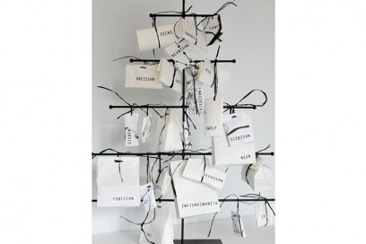 8-Natale-minimal-chic-come-decorare-la-casa-albero-in-metallo-doni-appesi-pacchetti-colore-bianco