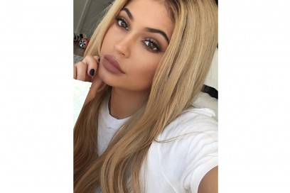 Kylie-Jenner-coliri-capelli_biondo