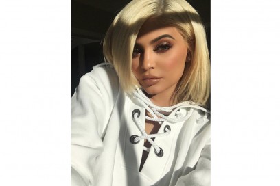 Kylie-Jenner-coliri-capelli_biondo-platino