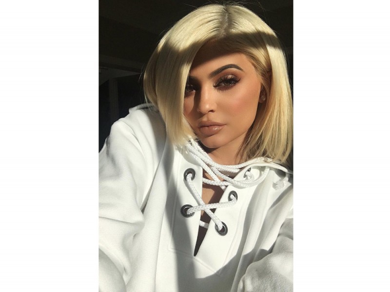 Kylie-Jenner-coliri-capelli_biondo-platino