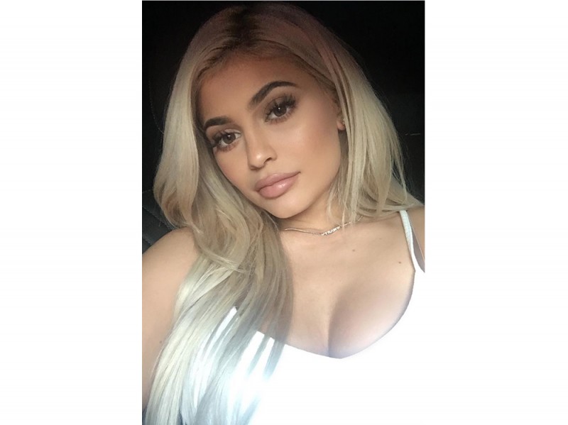 10VersioniBiondoPlatino-KylieJenner