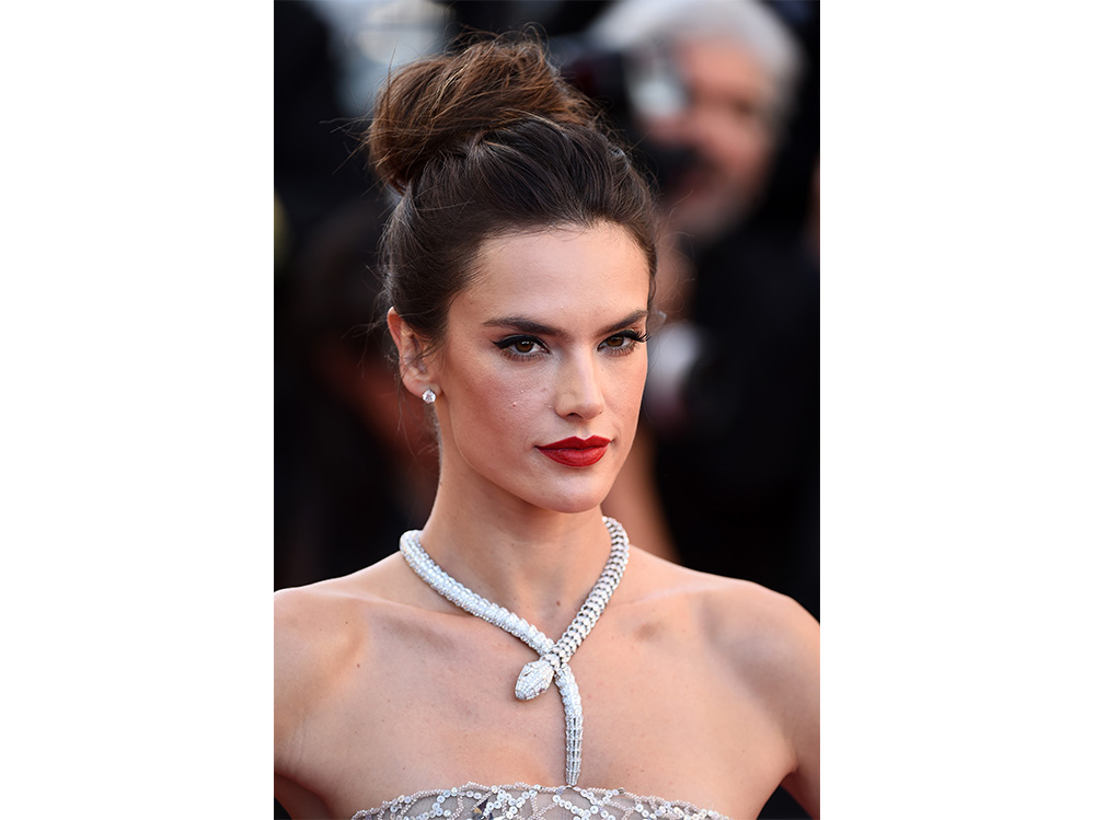 alessandra ambrosio capelli color cioccolato