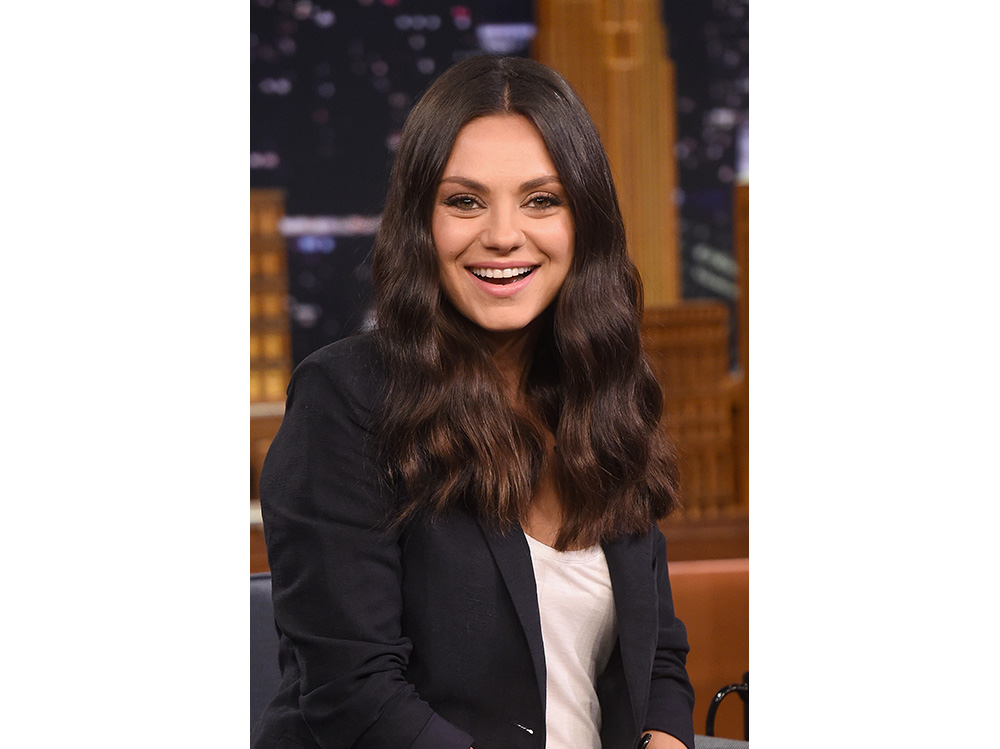 mila kunis capelli color cioccolato