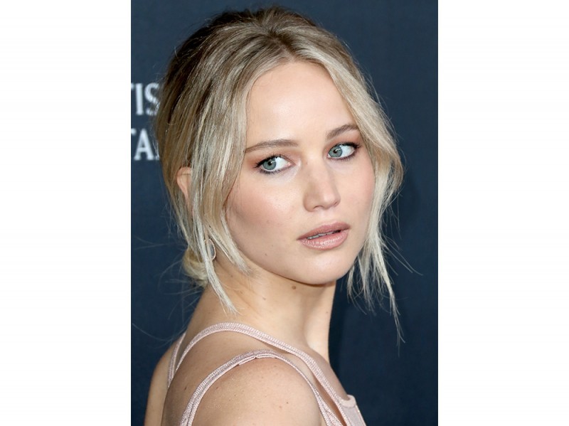 Jennifer lawrence capelli biondo cenere