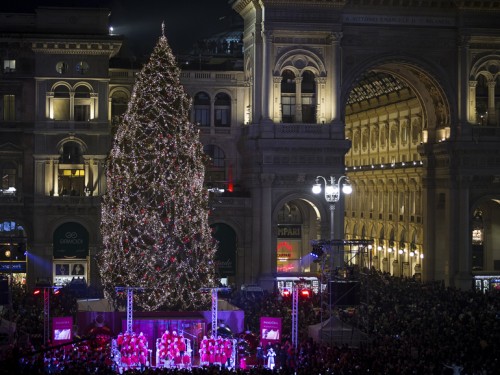 Albero Di Natale Pandora.Pandora Accende L Albero Di Natale A Milano Grazia It