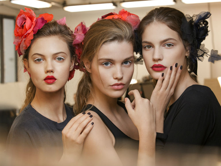 cover-Chanel Métiers D’Art il backstage beauty della sfilata Parise Cosmopolite-mobile