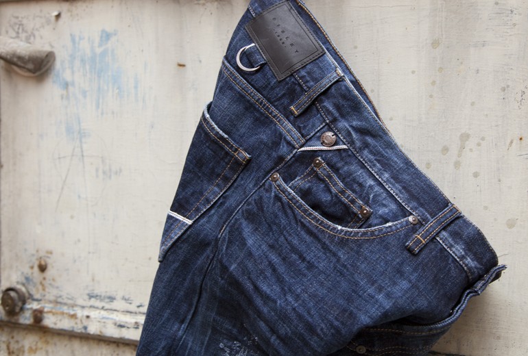 Sisley lancia una capsule in denim da personalizzare live