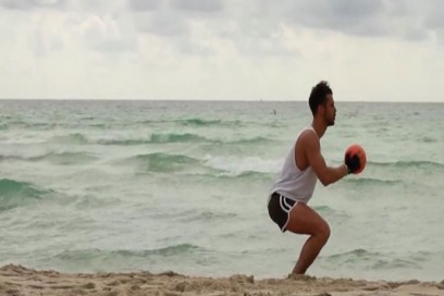 squat-gambe-glutei-rimanere-in-forma-durante-feste-Natale-allenamento-benessere-esercizi-fitness-sport