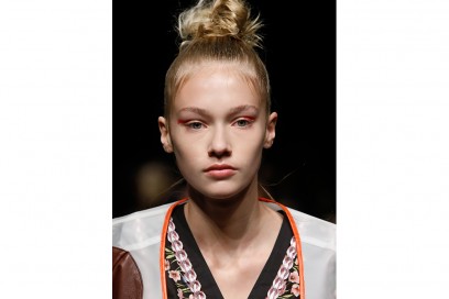 Capelli tendenza top knot per la Primavera-Estate 2107 (10)