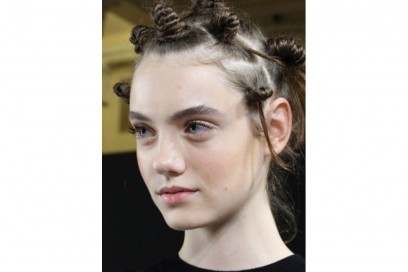 Capelli tendenza top knot per la Primavera-Estate 2107 (4)