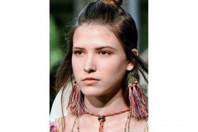 Capelli tendenza top knot per la Primavera-Estate 2107