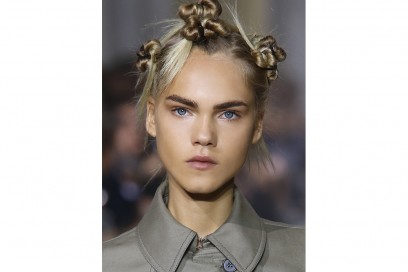 Capelli tendenza top knot per la Primavera-Estate 2107 (5)