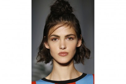 Capelli tendenza top knot per la Primavera-Estate 2107 (8)