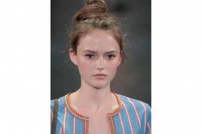 Capelli tendenza top knot per la Primavera-Estate 2107 (9)