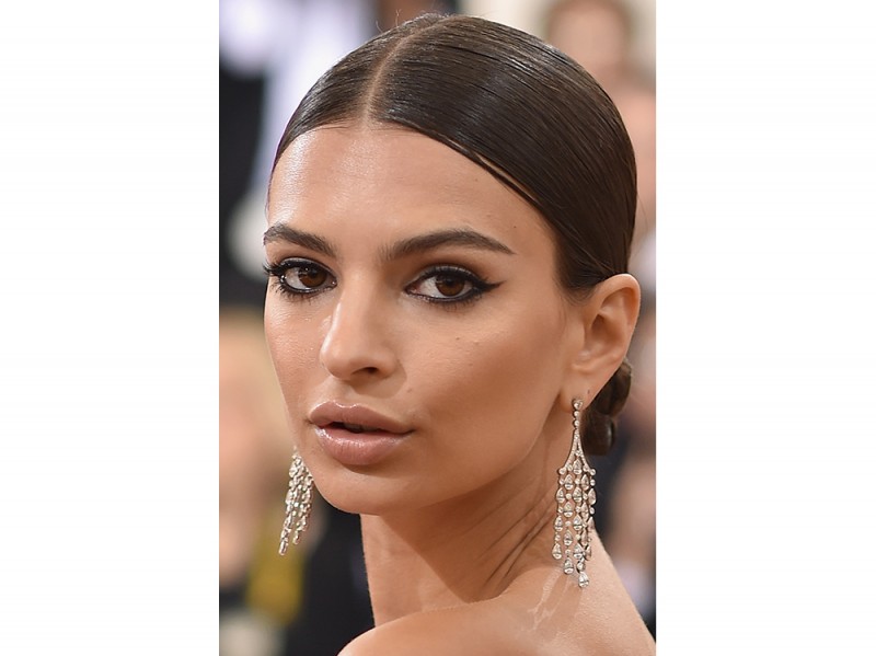 emily ratajkowski capelli raccolti