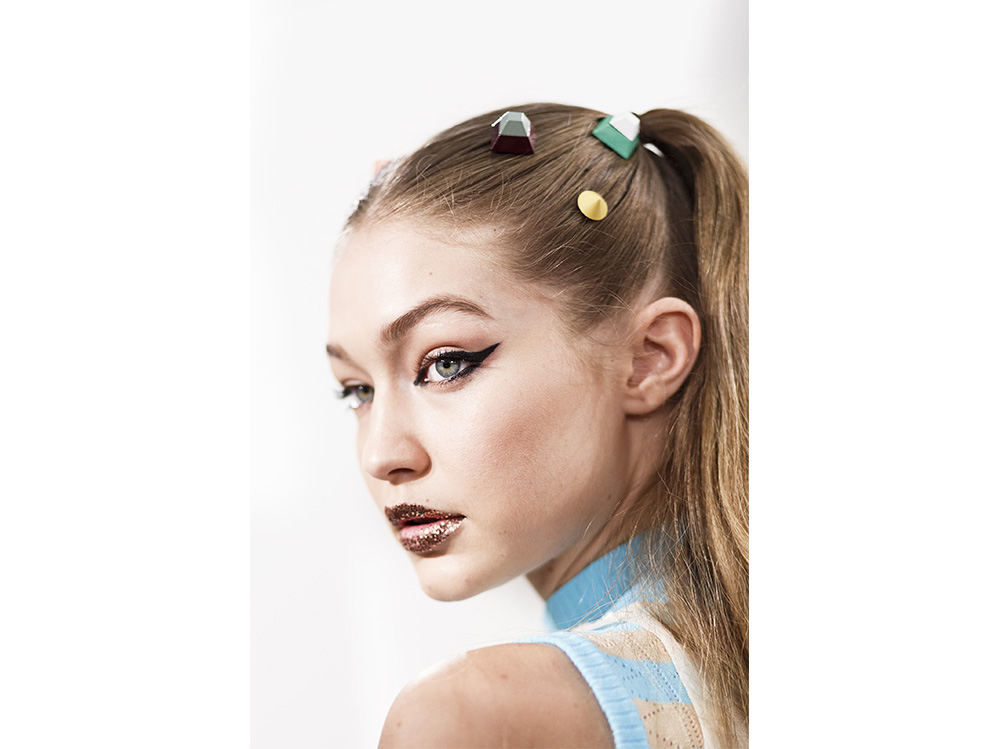 capelli semi raccolti gigi hadid