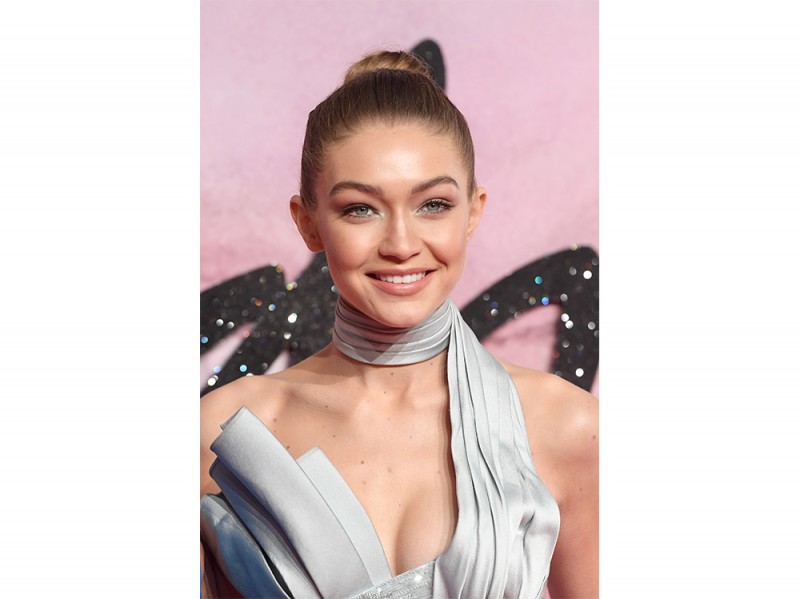 gigi hadid capelli raccolti