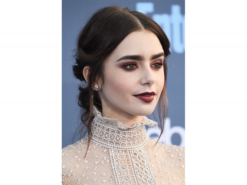 lily collins capelli raccolti