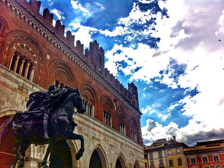 Placentia-Half-Marathon-gare-corsa-primavera-Palazzo_Gotico_presso_Piazza_Cavalli_Piacenza