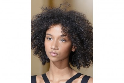 Roland-Mouret_Aigner_capelli ricci primavera estate 2017