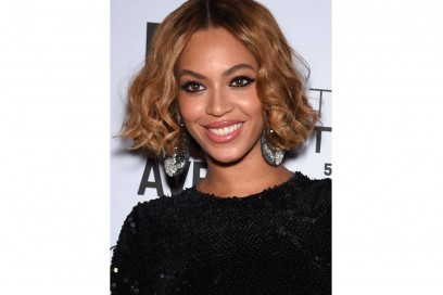 acconciature-capelli-ricci-corti-05