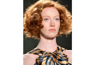 acconciature-capelli-ricci-corti-07