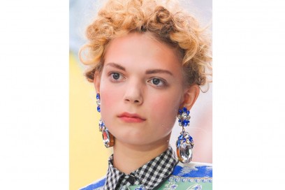 acconciature-capelli-ricci-corti-08