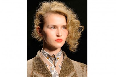 acconciature-capelli-ricci-corti-12