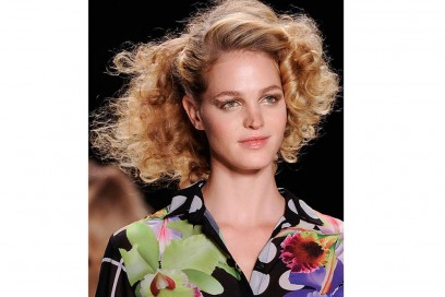 acconciature-capelli-ricci-media-lunghezza-01