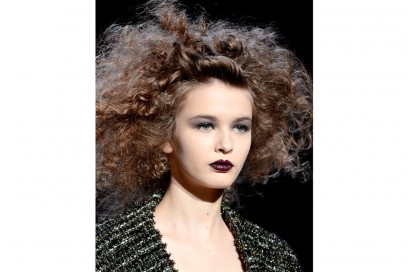 acconciature-capelli-ricci-media-lunghezza-03