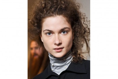 acconciature-capelli-ricci-media-lunghezza-04