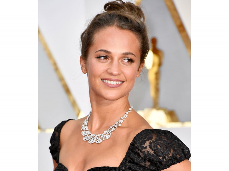 alicia-vikander-collier