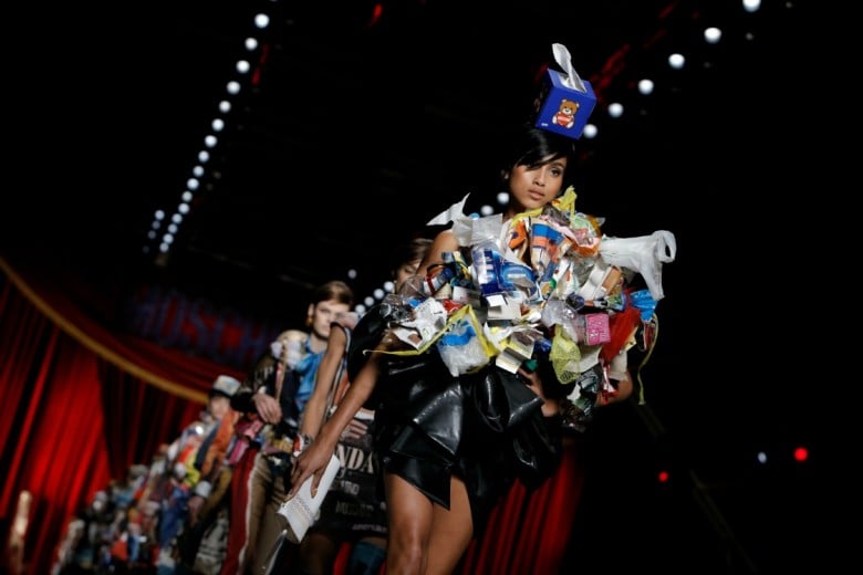 Moschino: i dettagli più originali della sfilata Autunno-Inverno 2017/18