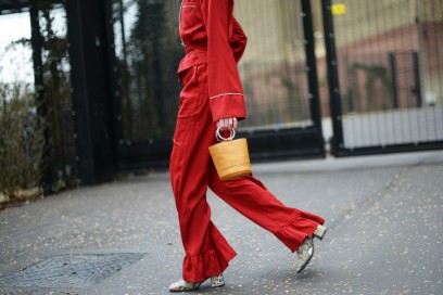 londra street style completo rosso borsa piercing piccola