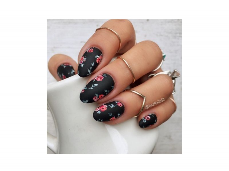 nail art black