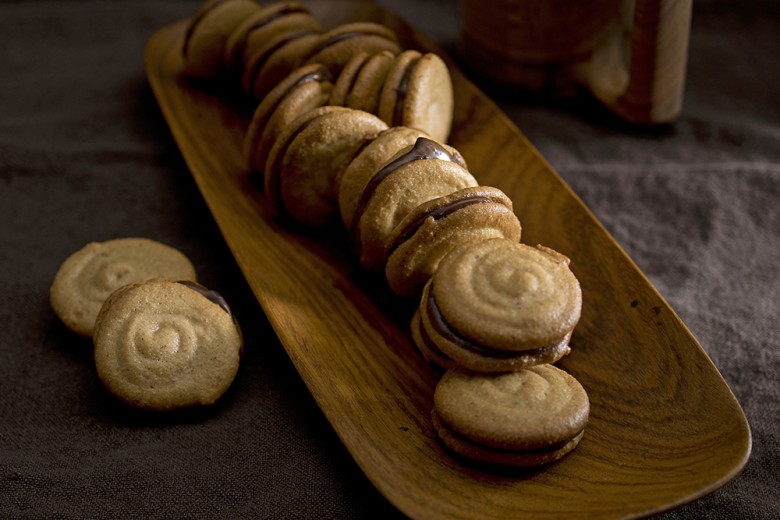 Biscotti senza glutine farciti al cioccolato