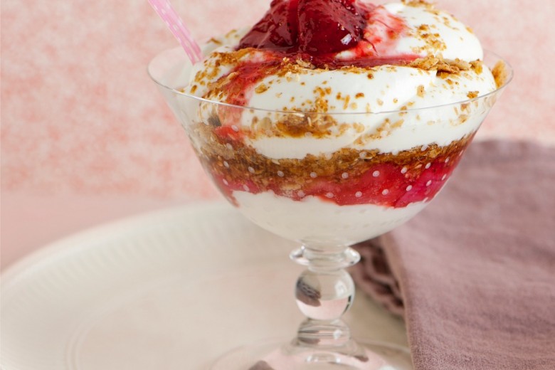 Coppa speziata con yogurt greco e granola