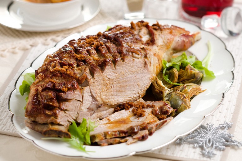 Cosciotto di agnello al forno con carciofi