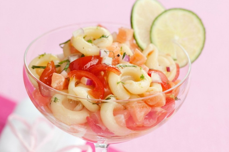 Insalata di pasta al salmone fresco