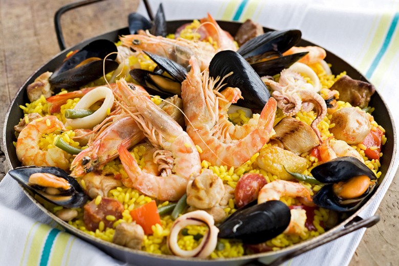 Paella alla valenciana con carne e pesce