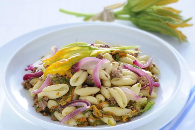 Pasta ai fiori di zucchina e salsiccia