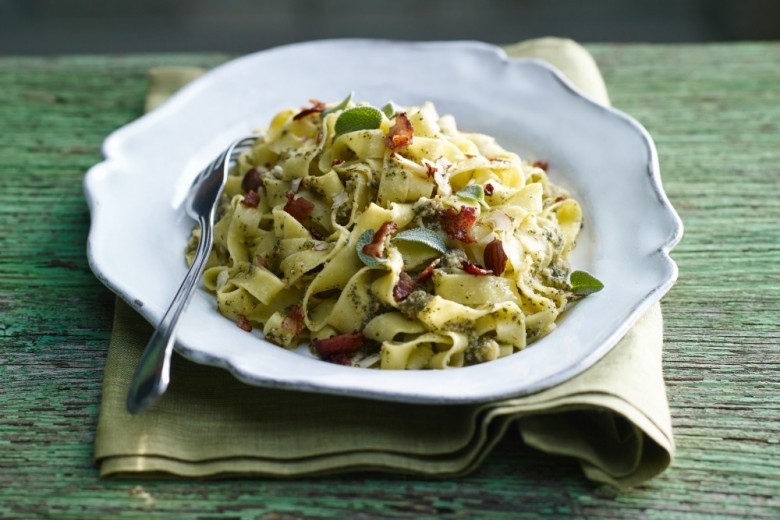 Tagliatelle con pesto di salvia