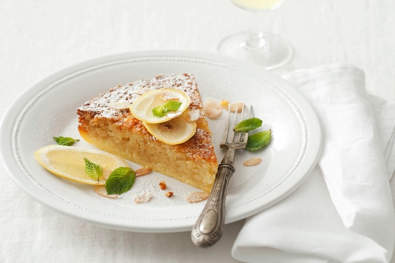 Torta caprese alle mandorle e cioccolato bianco