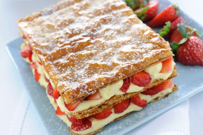 Torta millefoglie con fragole e crema